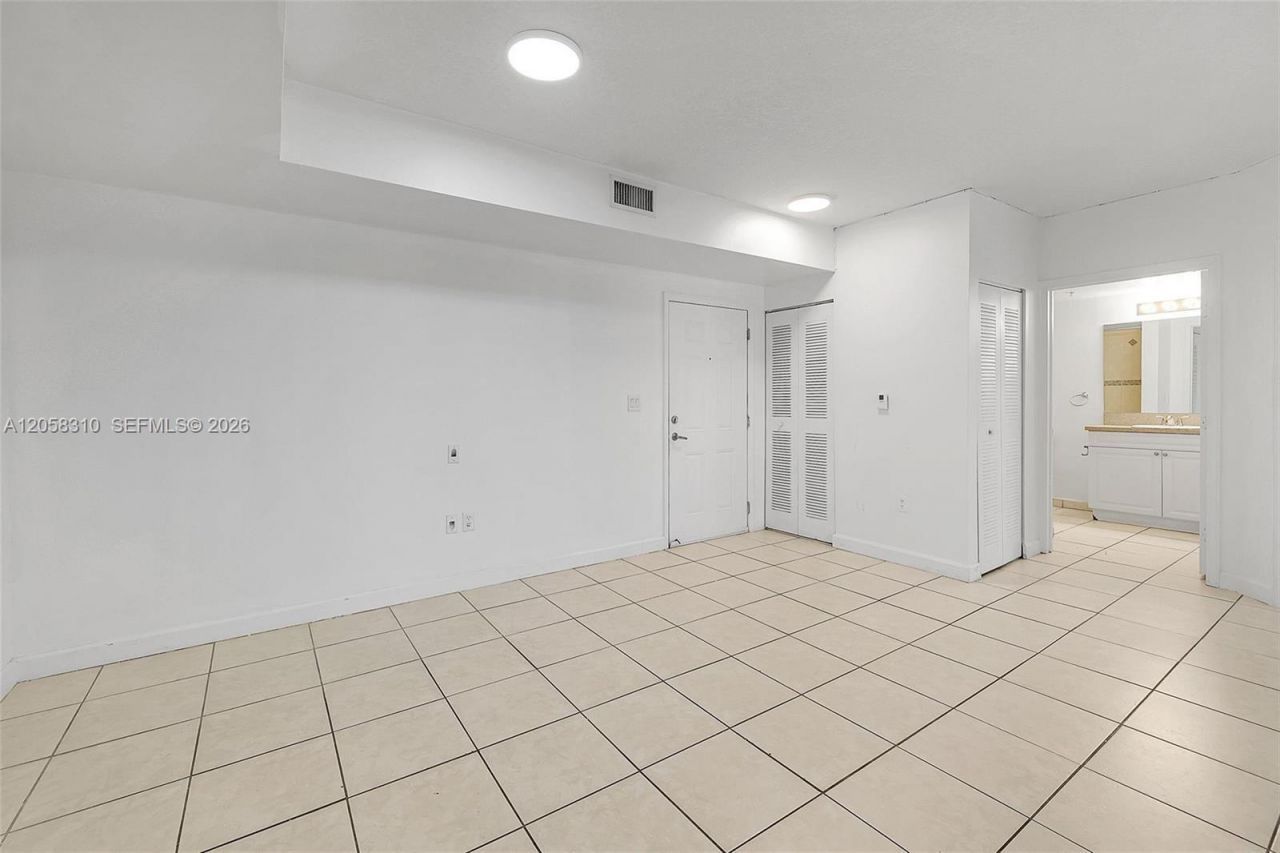 1 Glen Royal Pkwy , Unit 1010, Miami, FL 33125 Photo