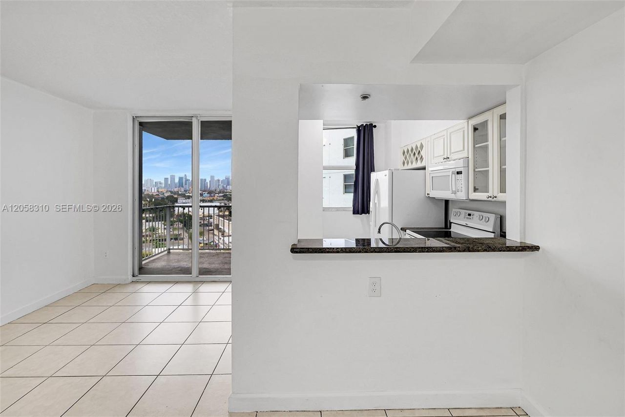 1 Glen Royal Pkwy , Unit 1010, Miami, FL 33125 Photo