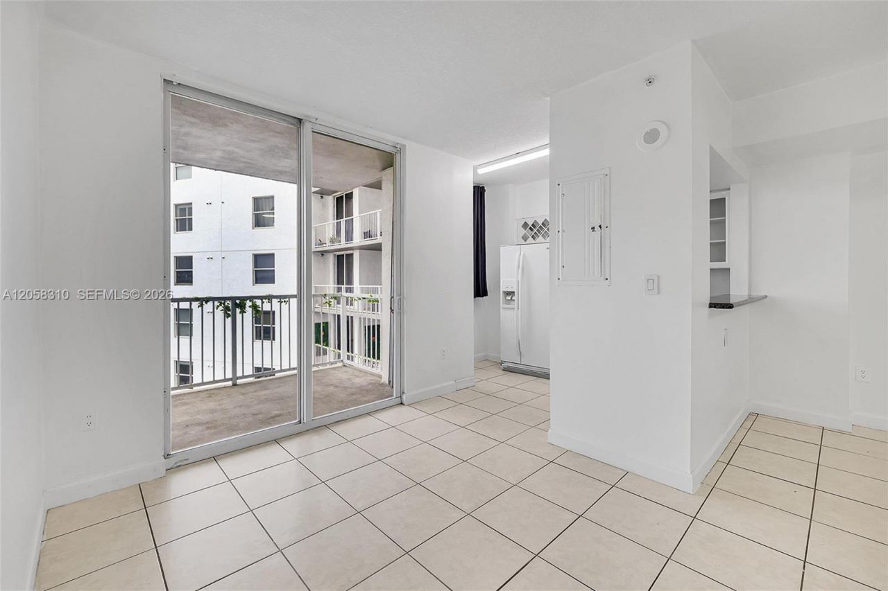 1 Glen Royal Pkwy , Unit 1010, Miami, FL 33125 Photo