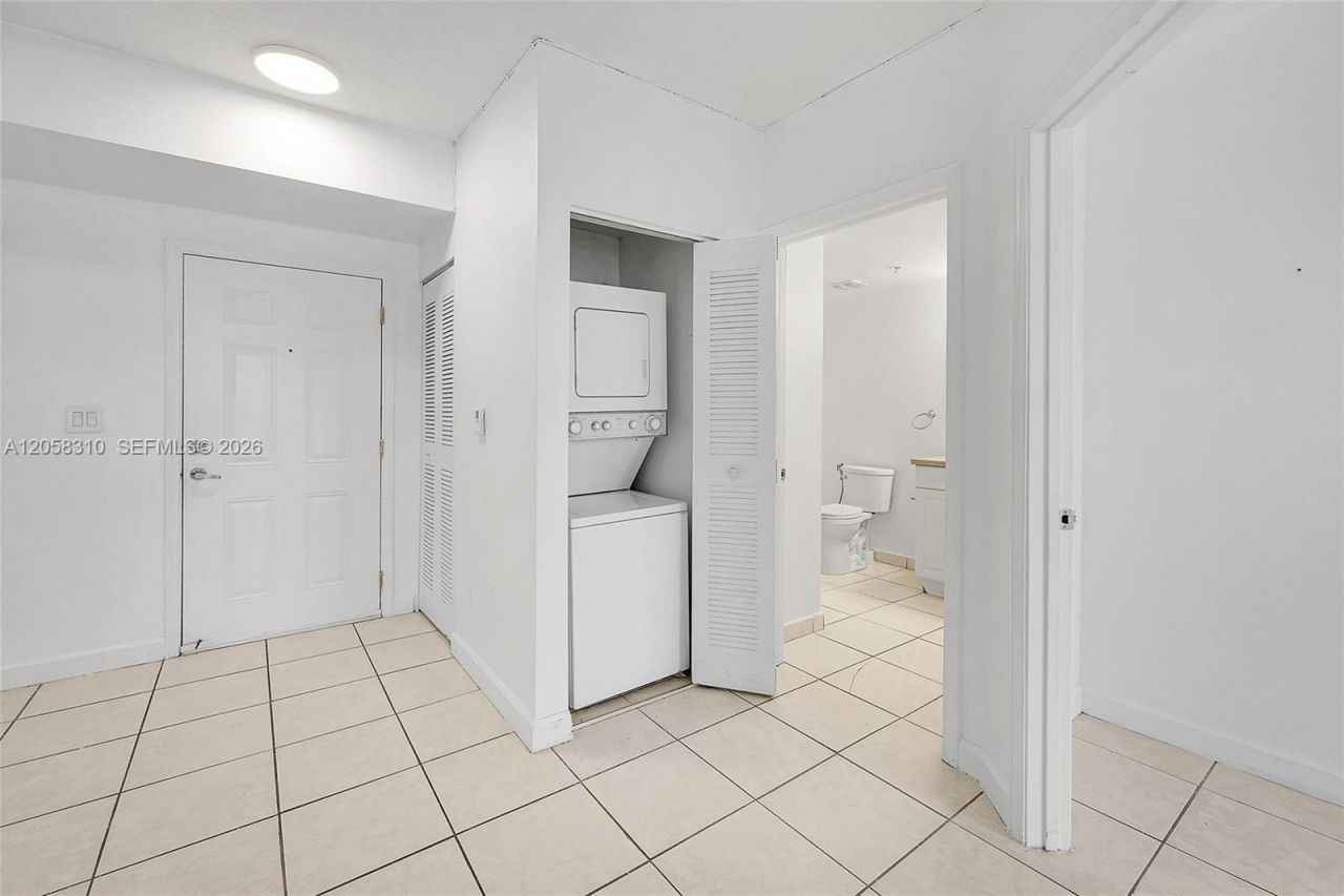 1 Glen Royal Pkwy , Unit 1010, Miami, FL 33125 Photo