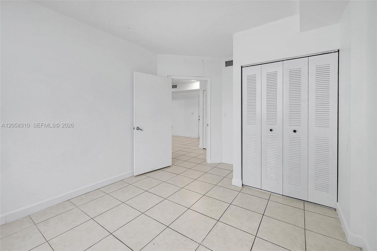 1 Glen Royal Pkwy , Unit 1010, Miami, FL 33125 Photo