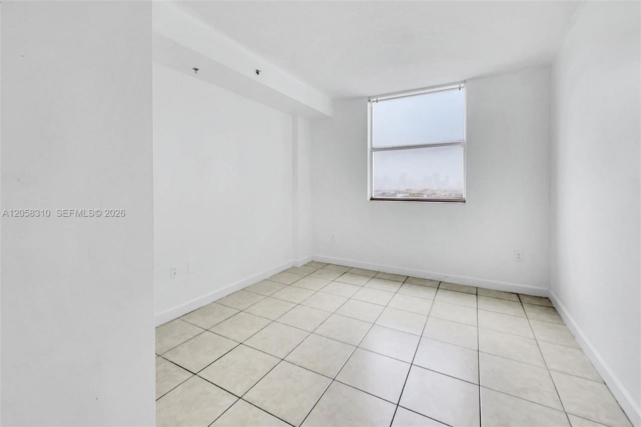 1 Glen Royal Pkwy , Unit 1010, Miami, FL 33125 Photo