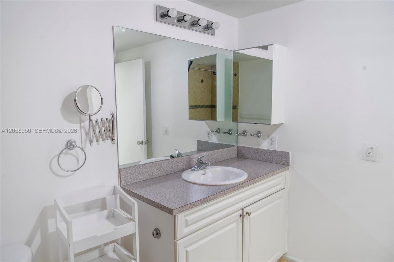 1 Glen Royal Pkwy , Unit 809, Miami, FL 33125 Photo