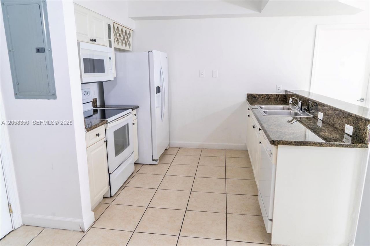 1 Glen Royal Pkwy , Unit 809, Miami, FL 33125 Photo