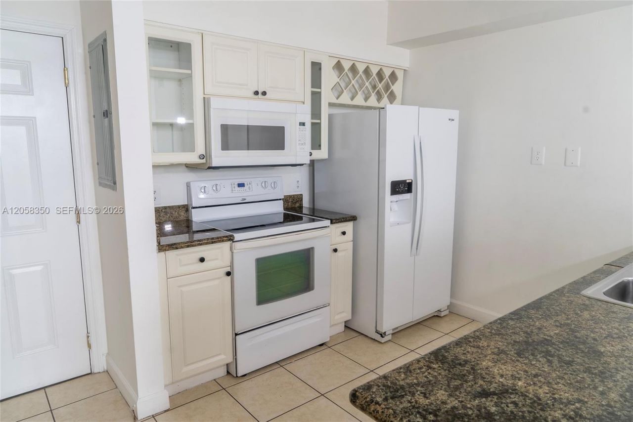 1 Glen Royal Pkwy , Unit 809, Miami, FL 33125 Photo