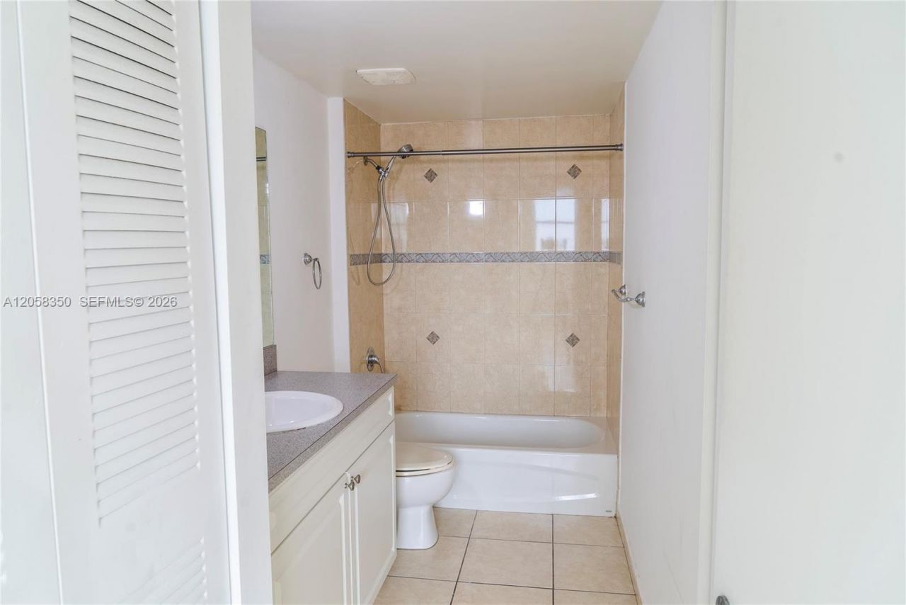 1 Glen Royal Pkwy , Unit 809, Miami, FL 33125 Photo