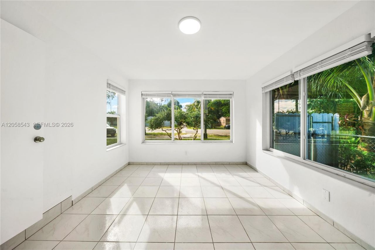 1271 NE 159th St , North Miami Beach, FL 33162 Photo