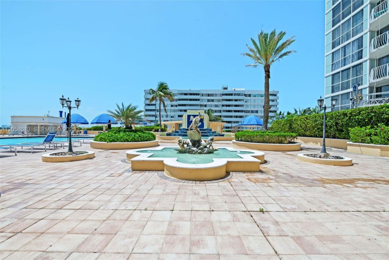 7601 E Treasure Dr, Unit 2124, North Bay Village, FL 33141 Photo