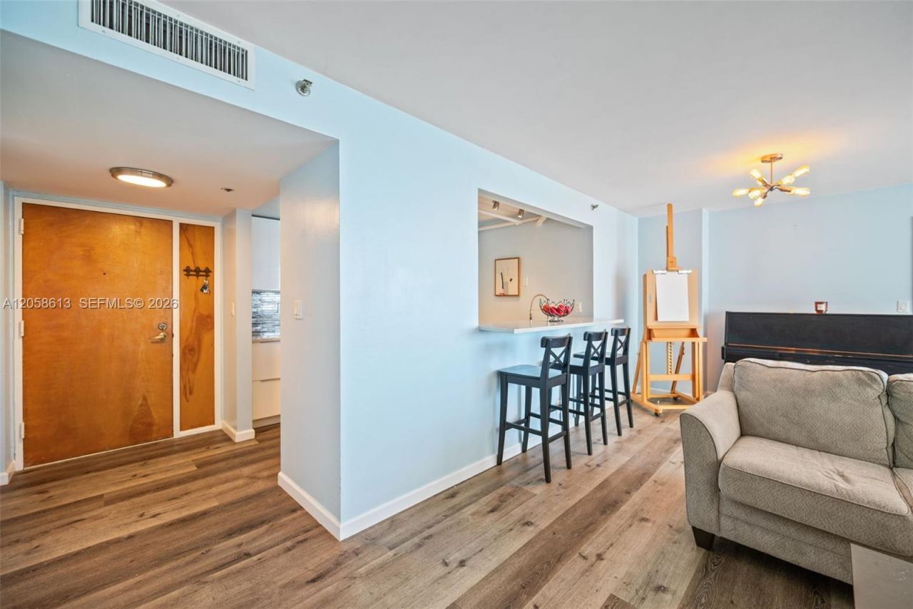 7601 E Treasure Dr, Unit 2124, North Bay Village, FL 33141 Photo