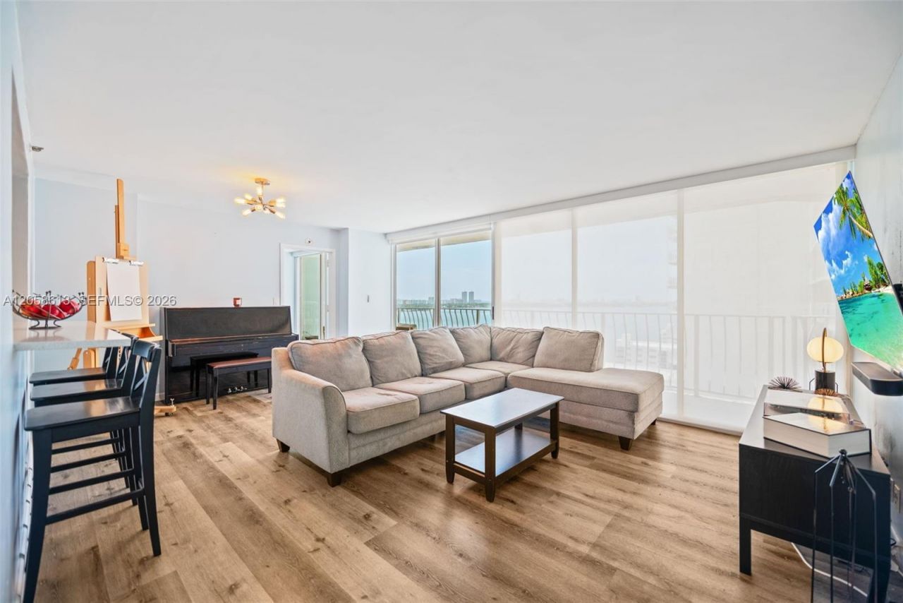 7601 E Treasure Dr, Unit 2124, North Bay Village, FL 33141 Photo