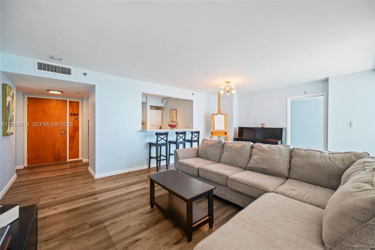7601 E Treasure Dr, Unit 2124, North Bay Village, FL 33141 Photo