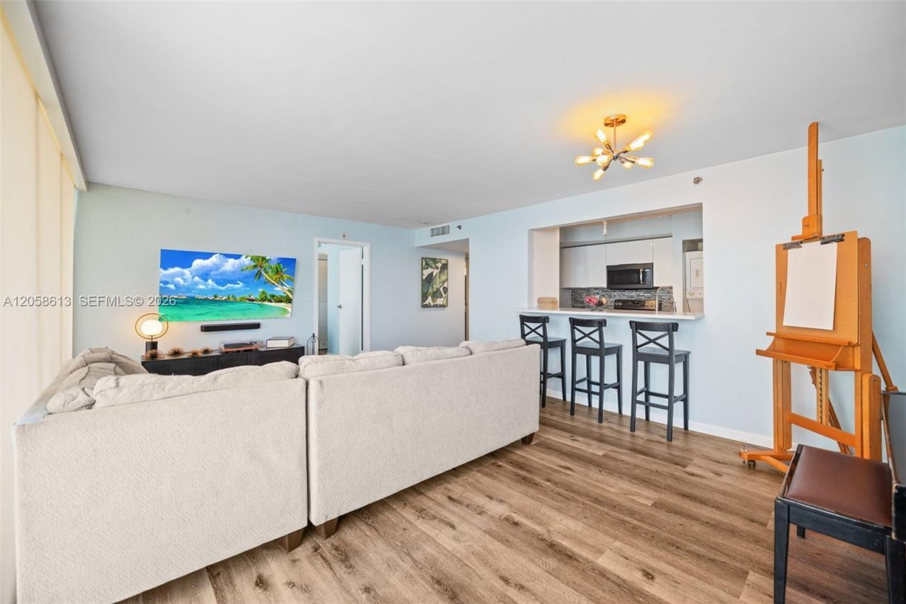 7601 E Treasure Dr, Unit 2124, North Bay Village, FL 33141 Photo
