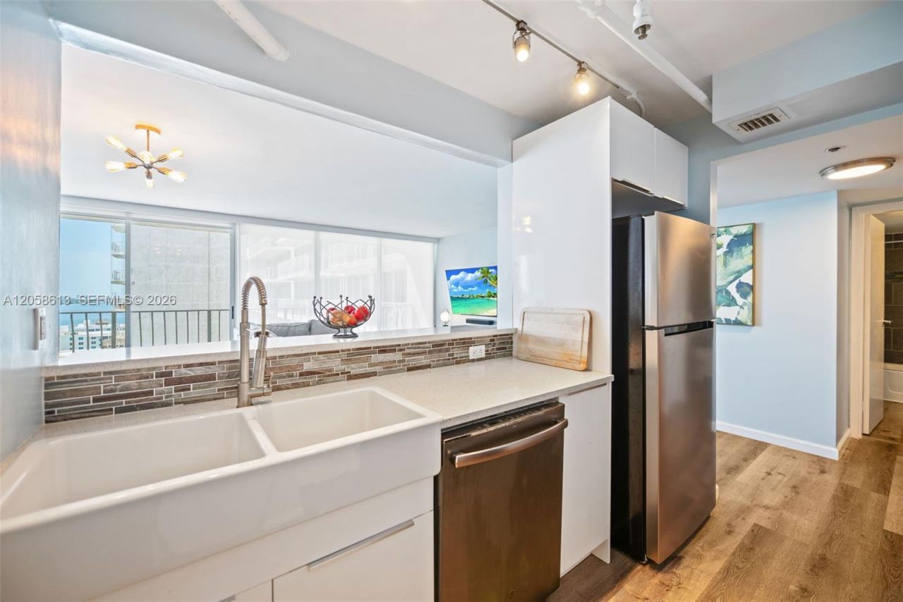 7601 E Treasure Dr, Unit 2124, North Bay Village, FL 33141 Photo