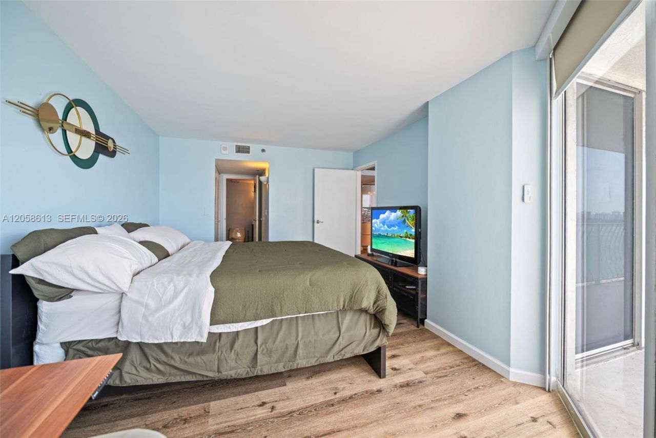 7601 E Treasure Dr, Unit 2124, North Bay Village, FL 33141 Photo