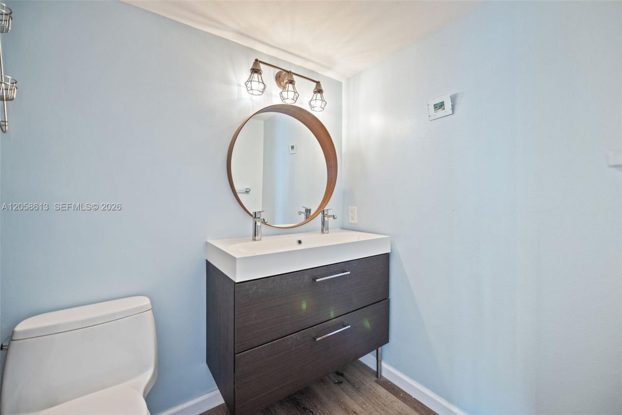 7601 E Treasure Dr, Unit 2124, North Bay Village, FL 33141 Photo