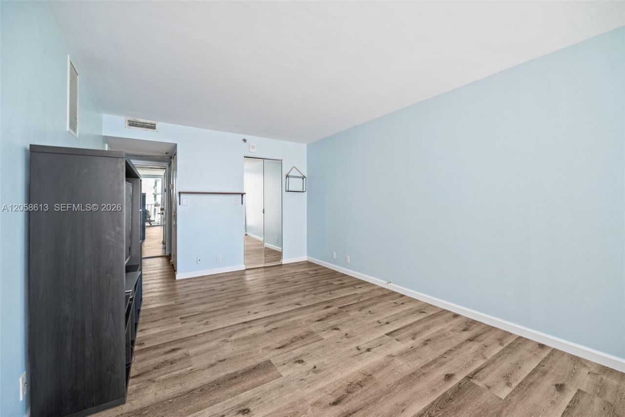 7601 E Treasure Dr, Unit 2124, North Bay Village, FL 33141 Photo