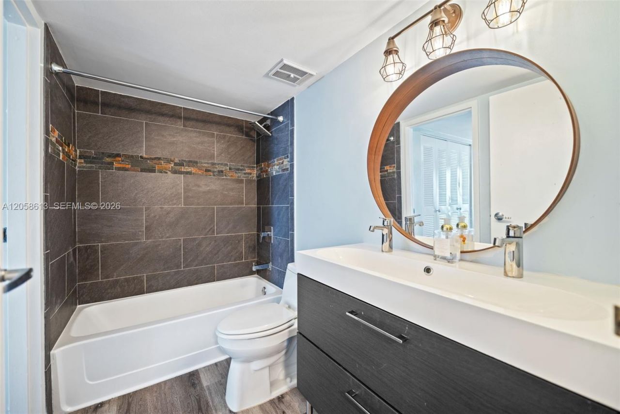 7601 E Treasure Dr, Unit 2124, North Bay Village, FL 33141 Photo
