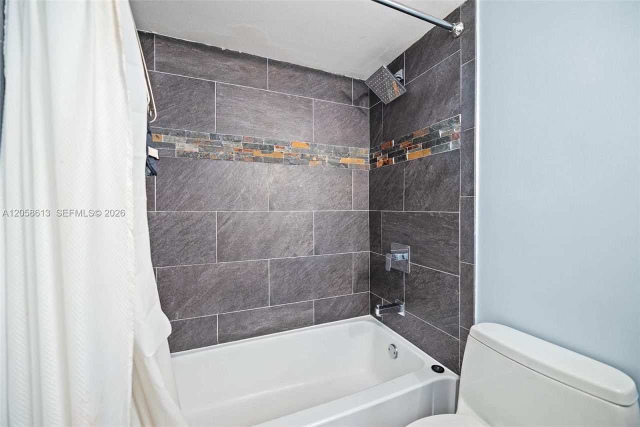 7601 E Treasure Dr, Unit 2124, North Bay Village, FL 33141 Photo