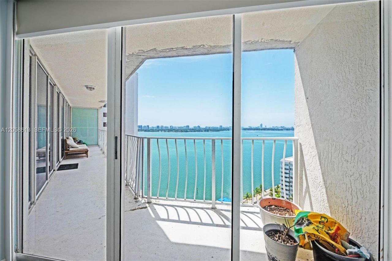 7601 E Treasure Dr, Unit 2124, North Bay Village, FL 33141 Photo