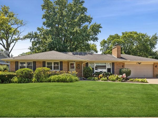 404 S See Gwun Avenue , Mount Prospect, IL 60056