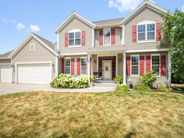 3288 W Yorkshire CIRCLE, Franklin, WI 53132