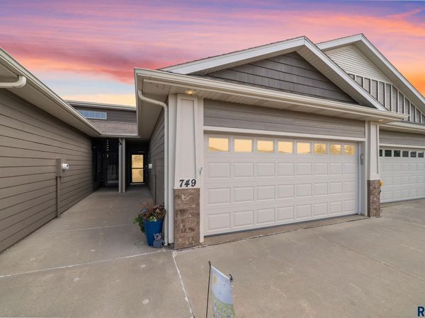 749 E El Dorado Dr, Sioux Falls, SD 57108