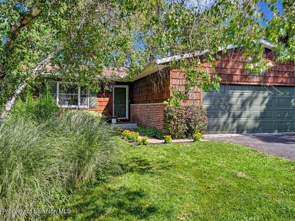136 Edgewood Drive W, Clarks Summit, PA 18411