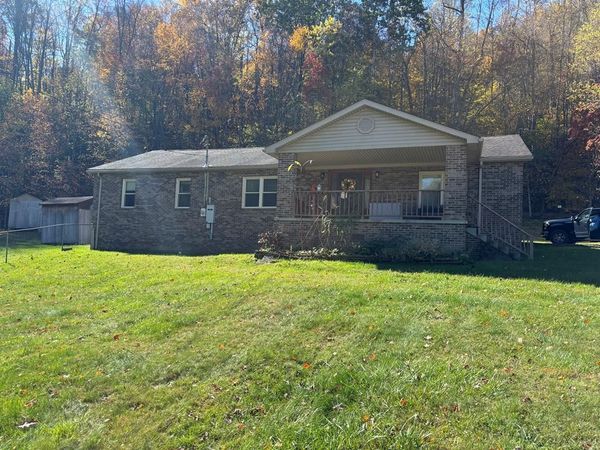 139 Hall St, GLEN WHITE, WV 25827