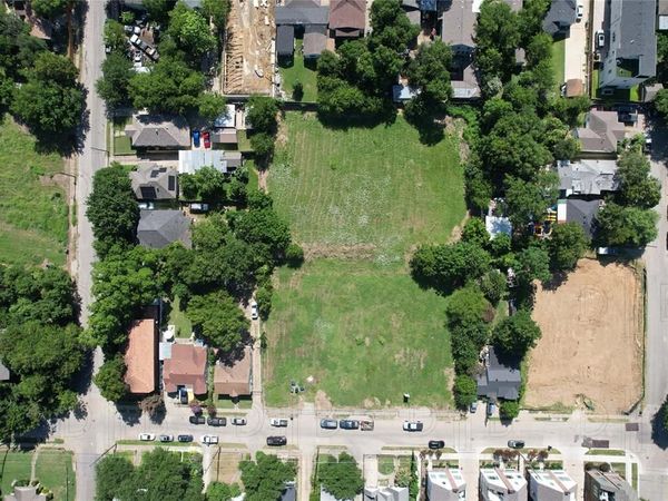 211 E Neely Street , Dallas, TX 75203