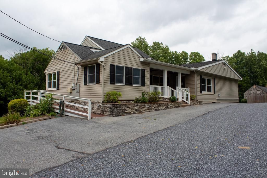 204 HERRVILLE ROAD , WILLOW STREET, PA 17584