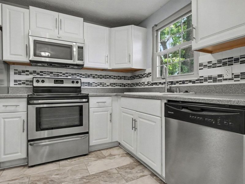 3851 Farm Brook Lane, Columbus, OH 43204 Photo 8