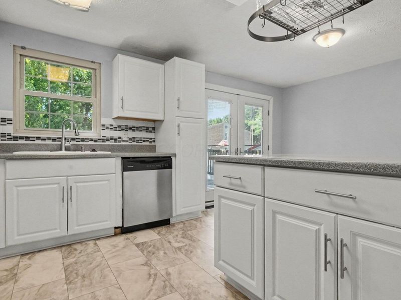 3851 Farm Brook Lane, Columbus, OH 43204 Photo 9