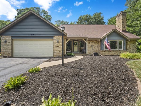 717 St Johns Dr, Delafield, WI 53018