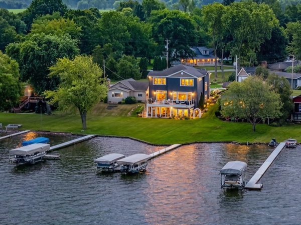 7705 S Indian Lake Drive, Vicksburg, MI 49097
