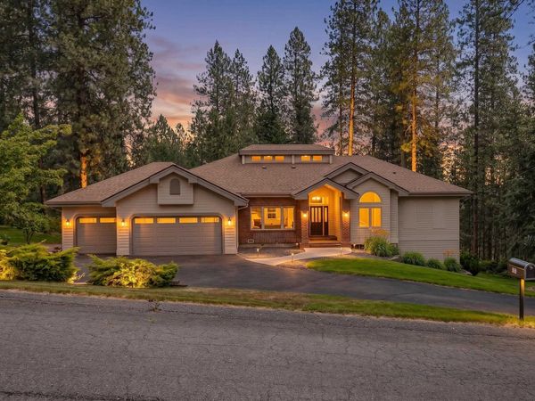 8912 N Oakland Rd, Newman Lake, WA 99025