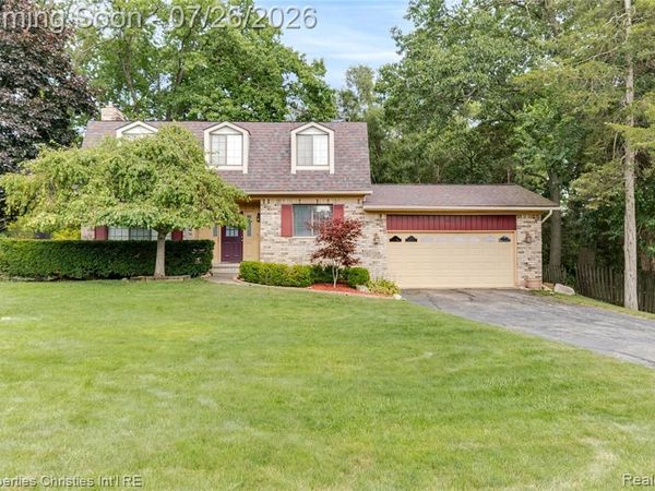 1317 S Williams Lake Road, Waterford Twp, MI 48327