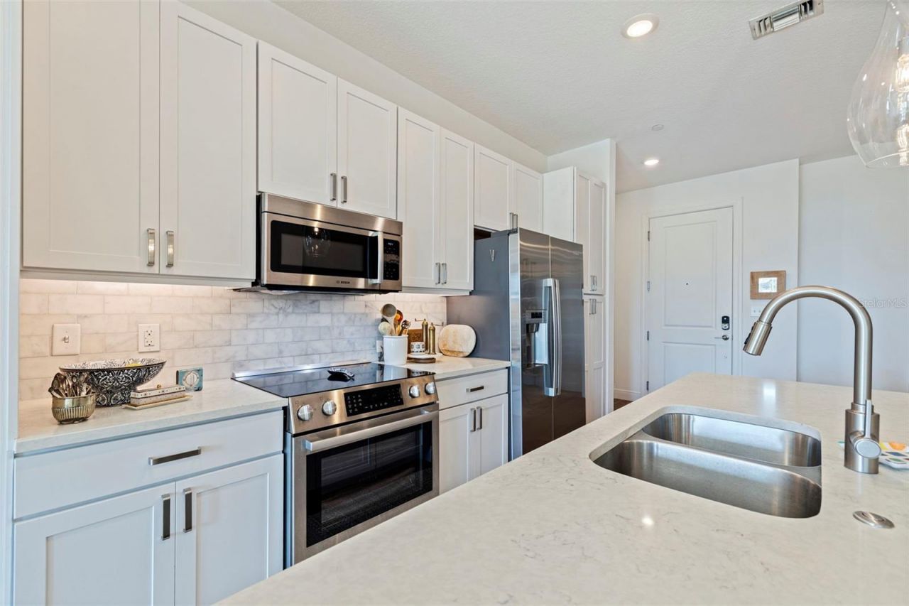 644 3rd Avenue S, Unit 403, Saint Petersburg, FL 33701 Photo