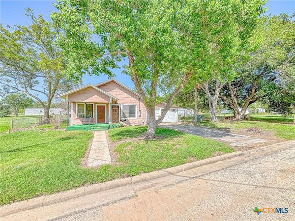 810 N Avenue H , Shiner, TX 77984