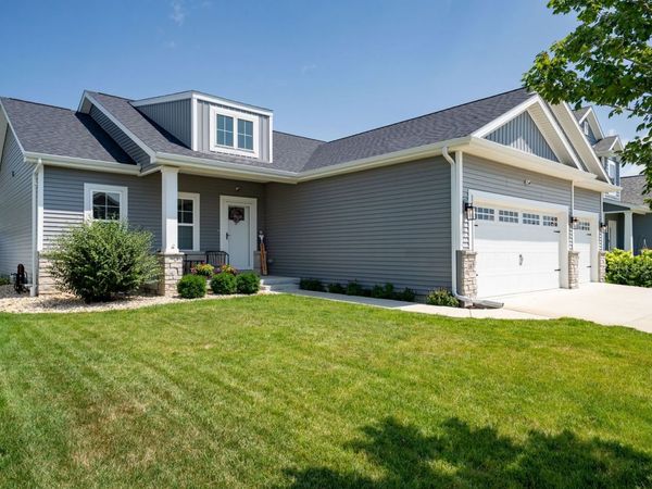 16 Stonehouse Court , Bloomington, IL 61705