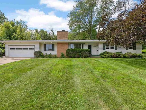 3813 Tomahawk Trail SE, Cedar Rapids, IA 52403