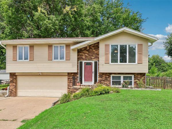 4828 Fairview Drive, Pleasant Hill, IA 50327