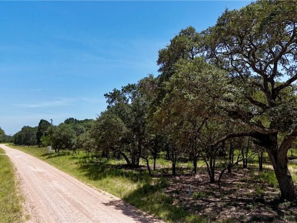 182 County Road 123F , Hallettsville, TX 77964