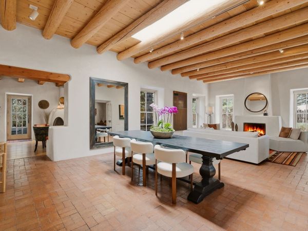 570 E Coronado Road , Santa Fe, NM 87505