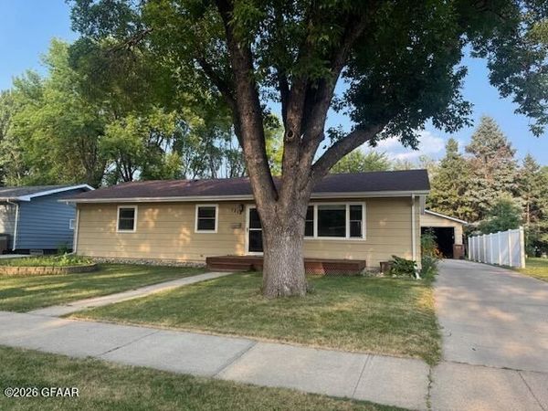 1718 7TH Avenue NW, East Grand Forks, MN 56721
