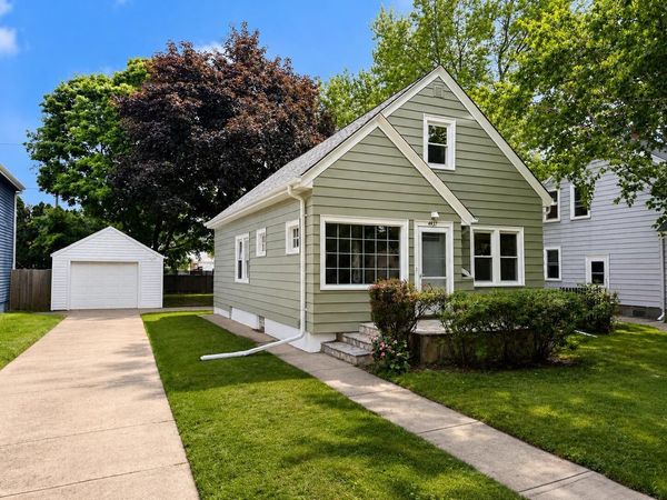 4937 N Hollywood AVENUE, Whitefish Bay, WI 53217
