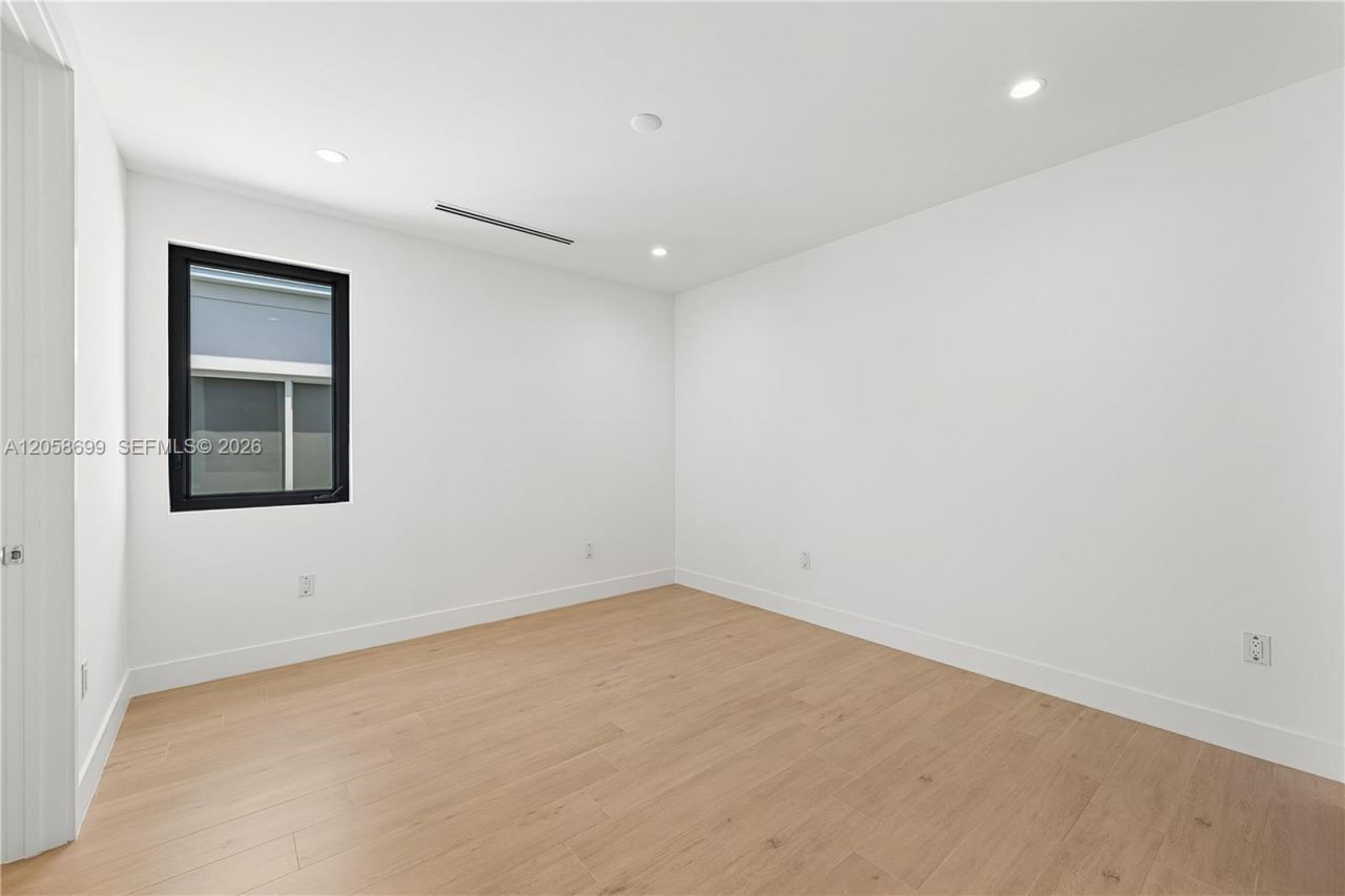 3350 SW 28th Ter , Miami, FL 33133 Photo