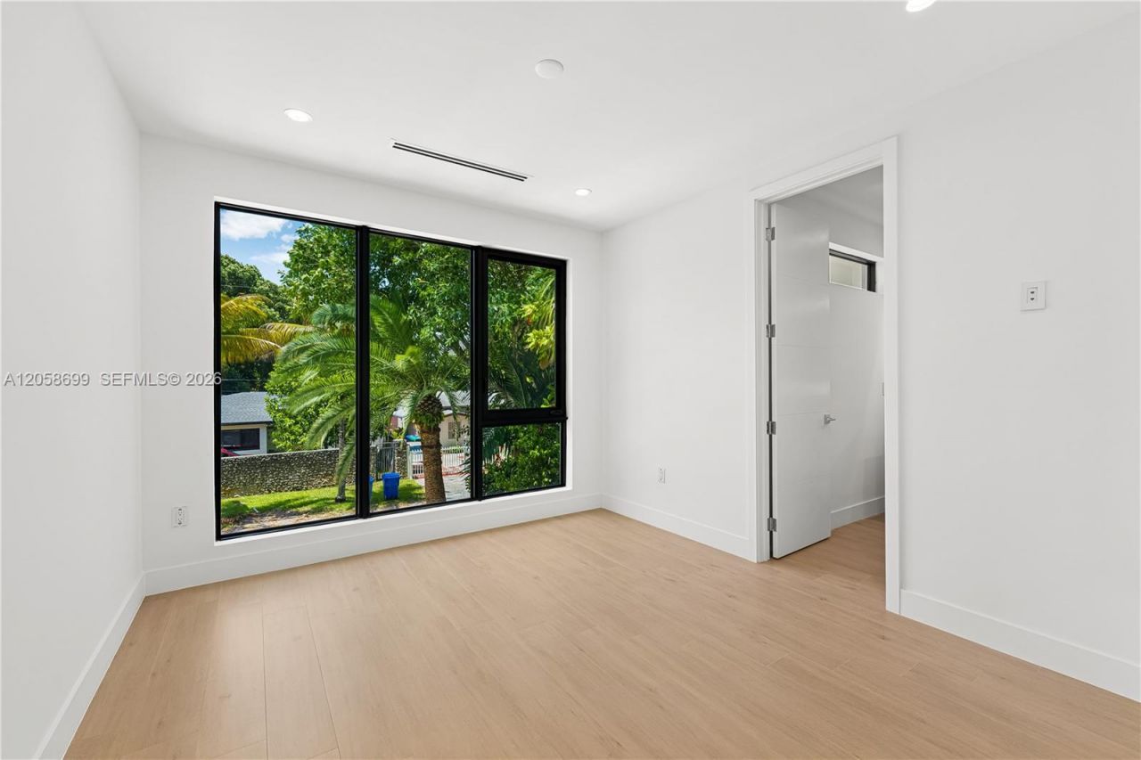 3350 SW 28th Ter , Miami, FL 33133 Photo