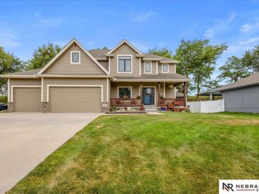 5251 Waterford Avenue Circle, Papillion, NE 68133