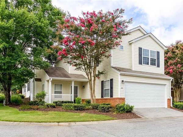 126 W Oaks Place , Woodstock, GA 30188
