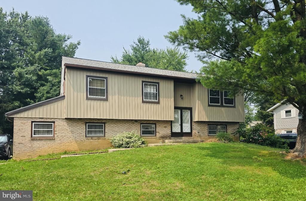 413 SURREY DRIVE, LANCASTER, PA 17601